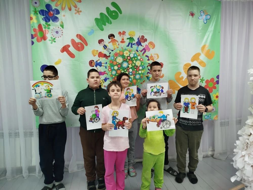 Выставка рисунков «Мы разные, но мы вместе"